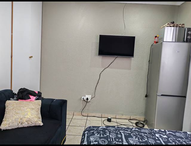 2 BEDROOM FLAT FOR SALE IN KEMPTON PARK CENTRAL